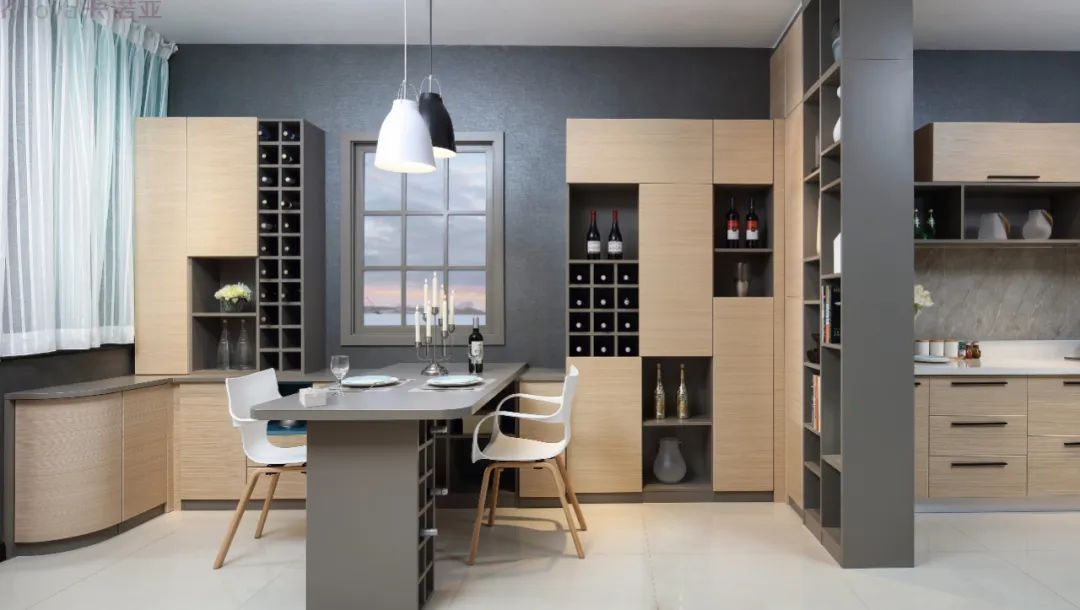 餐邊柜和餐桌融為一體，更節省空間